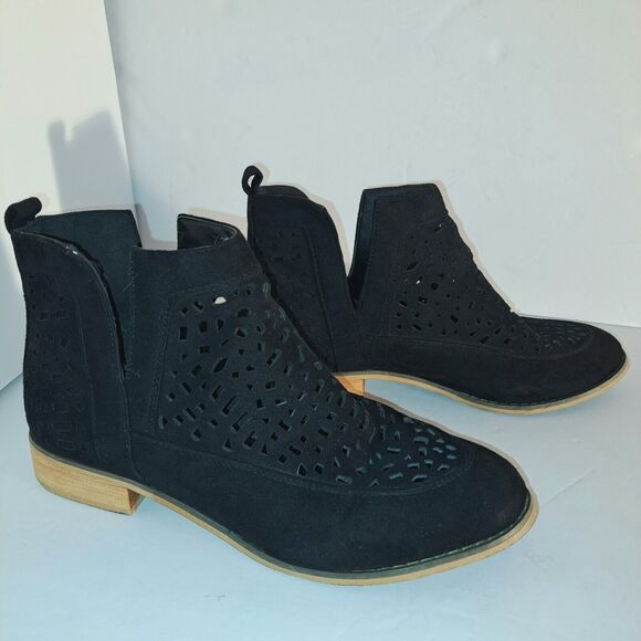JG BLACK ANKLE BOOTIE BOOTS WOMENS SIZE 7 CUT OUTS KITTEN HEEL VEGAN MINIMALIST - Picture 1 of 8